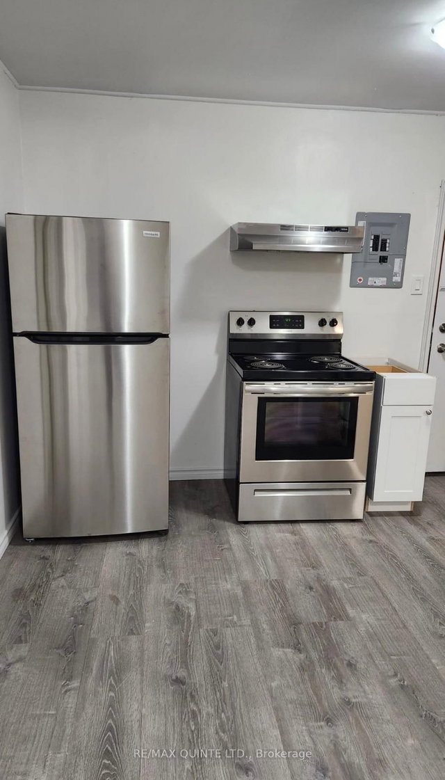 2 - 27 Dundas Street E