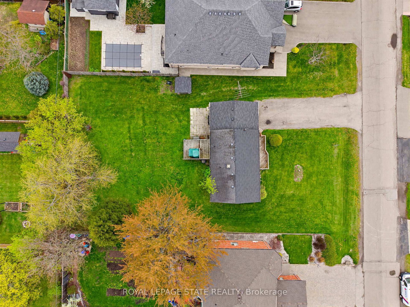 29 Leckie Avenue • Hamilton, ON photo 2