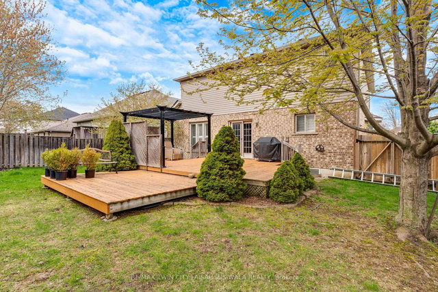 235 Dundas Street W