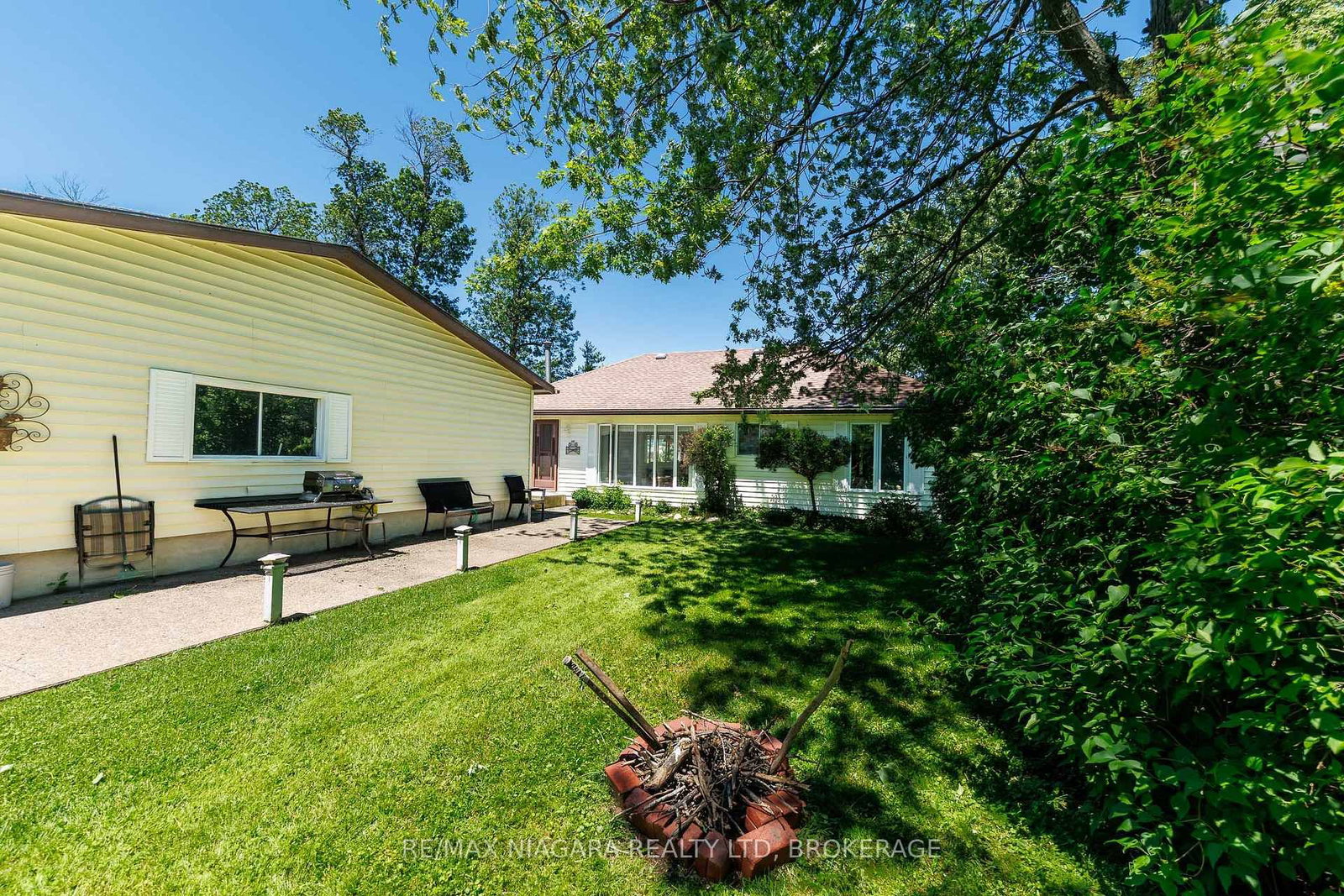 Detached House sold at 2997 Poplar Avenue, Fort Erie, Ontario, L0S 1N0 - Ridgeway - MLS: X13106940