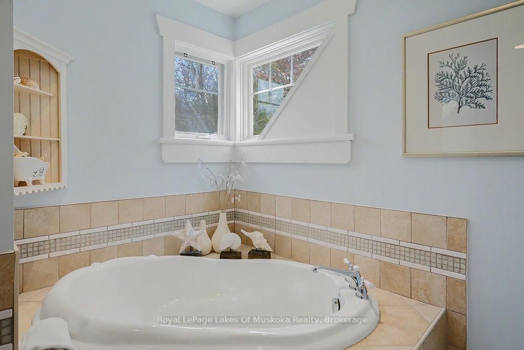 1020 BIRCH GLEN MAPLE COTTAGE week 5 Road • Lake of Bays, ON photo 10