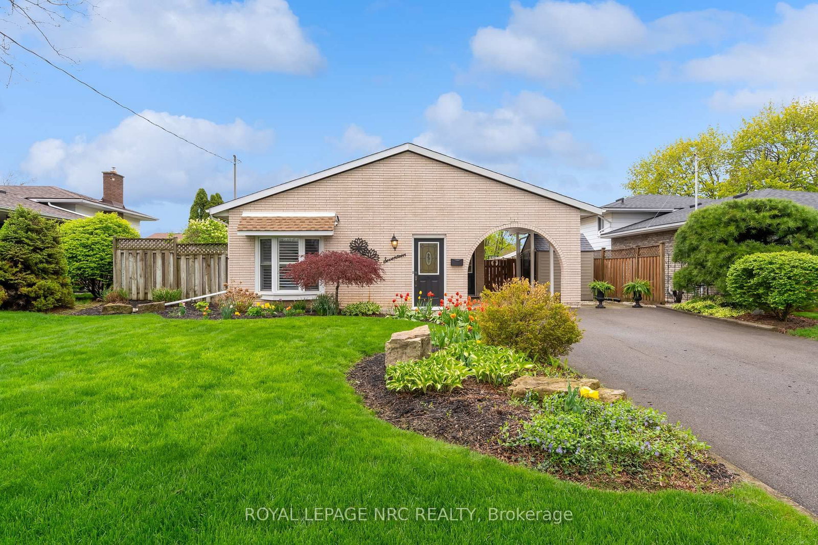 Detached House for sale at 17 Baraniuk Street, St. Catharines, Ontario, L2N 1N4 - Lakeport - MLS: X13111360