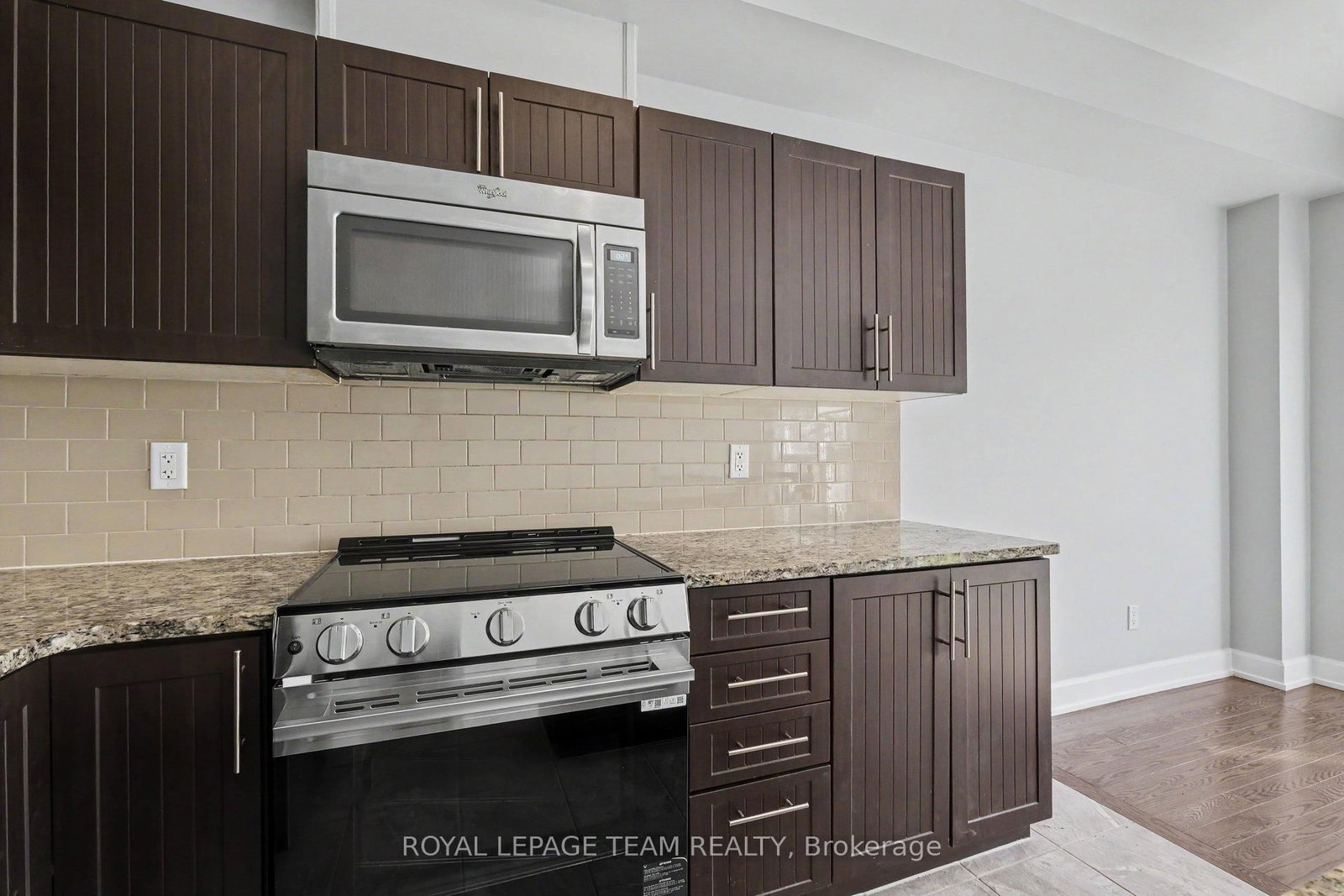 27 Dundalk Private • Ottawa, ON photo 11