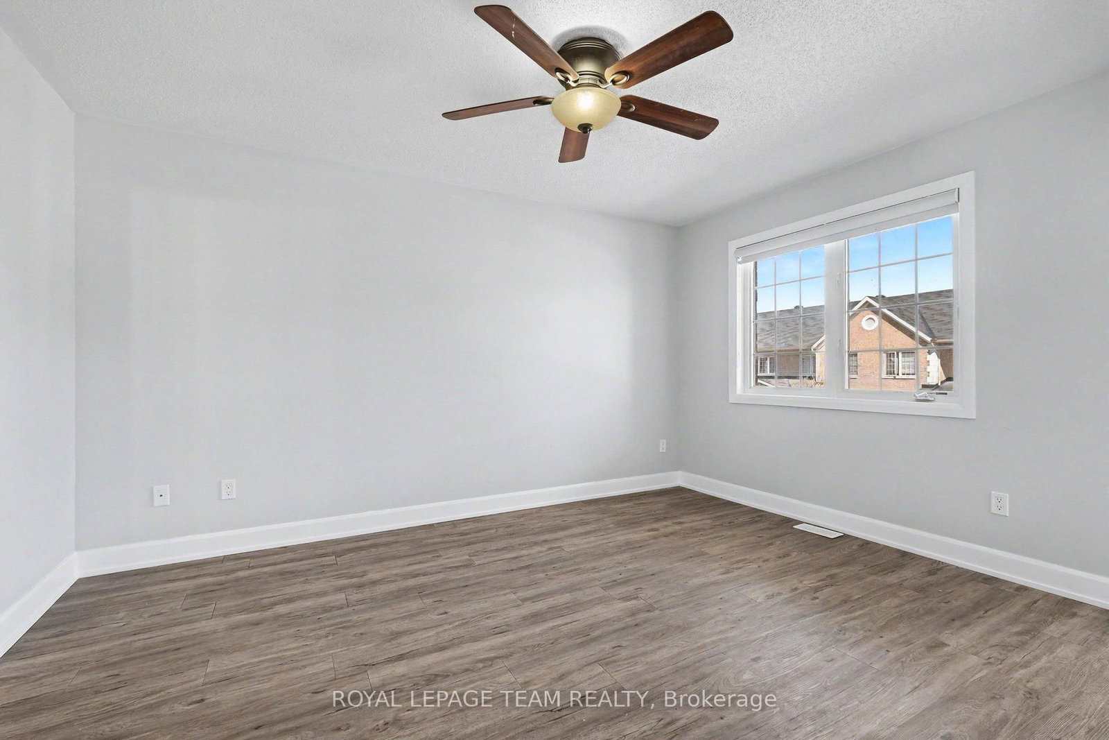 27 Dundalk Private • Ottawa, ON photo 15