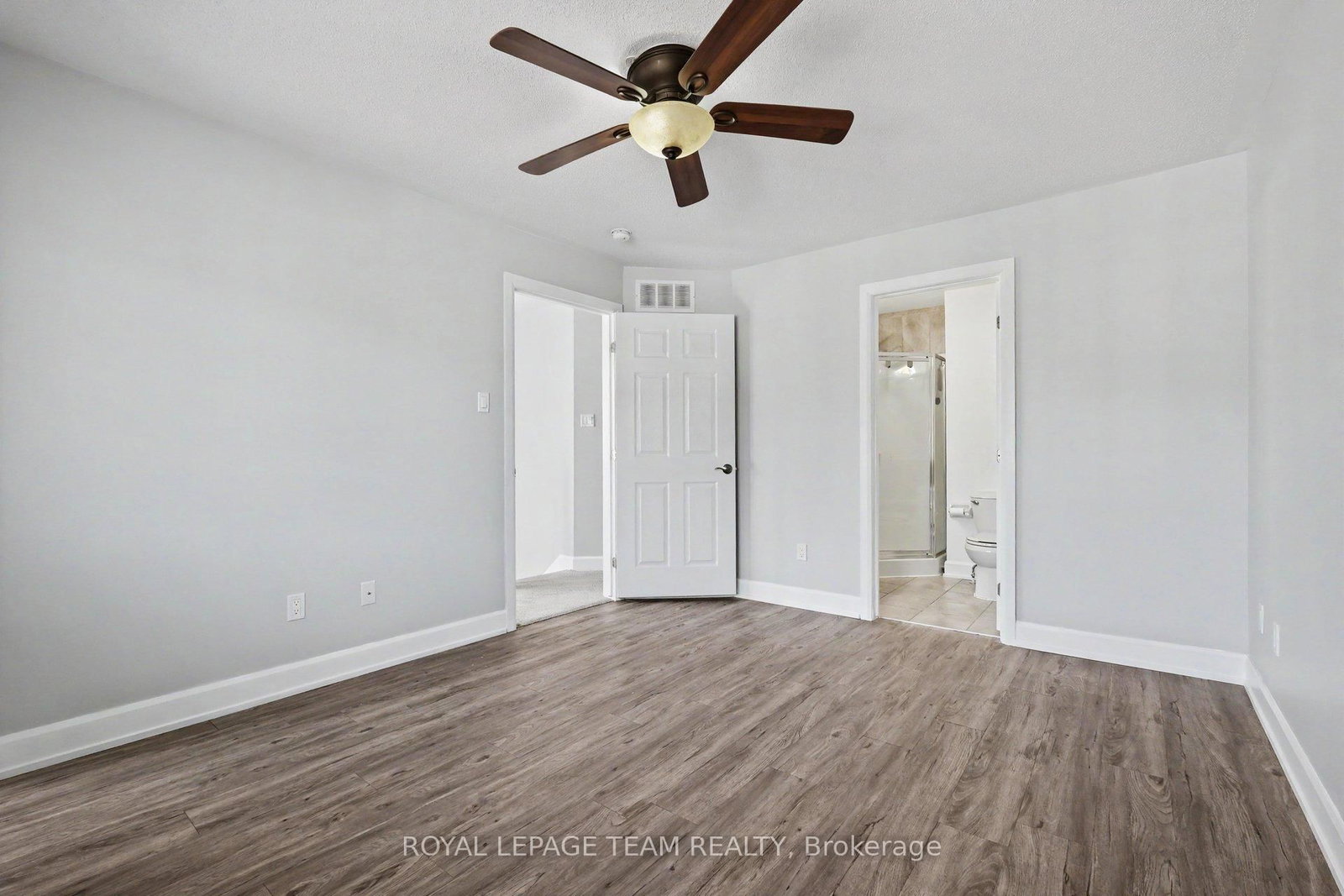 27 Dundalk Private • Ottawa, ON photo 16