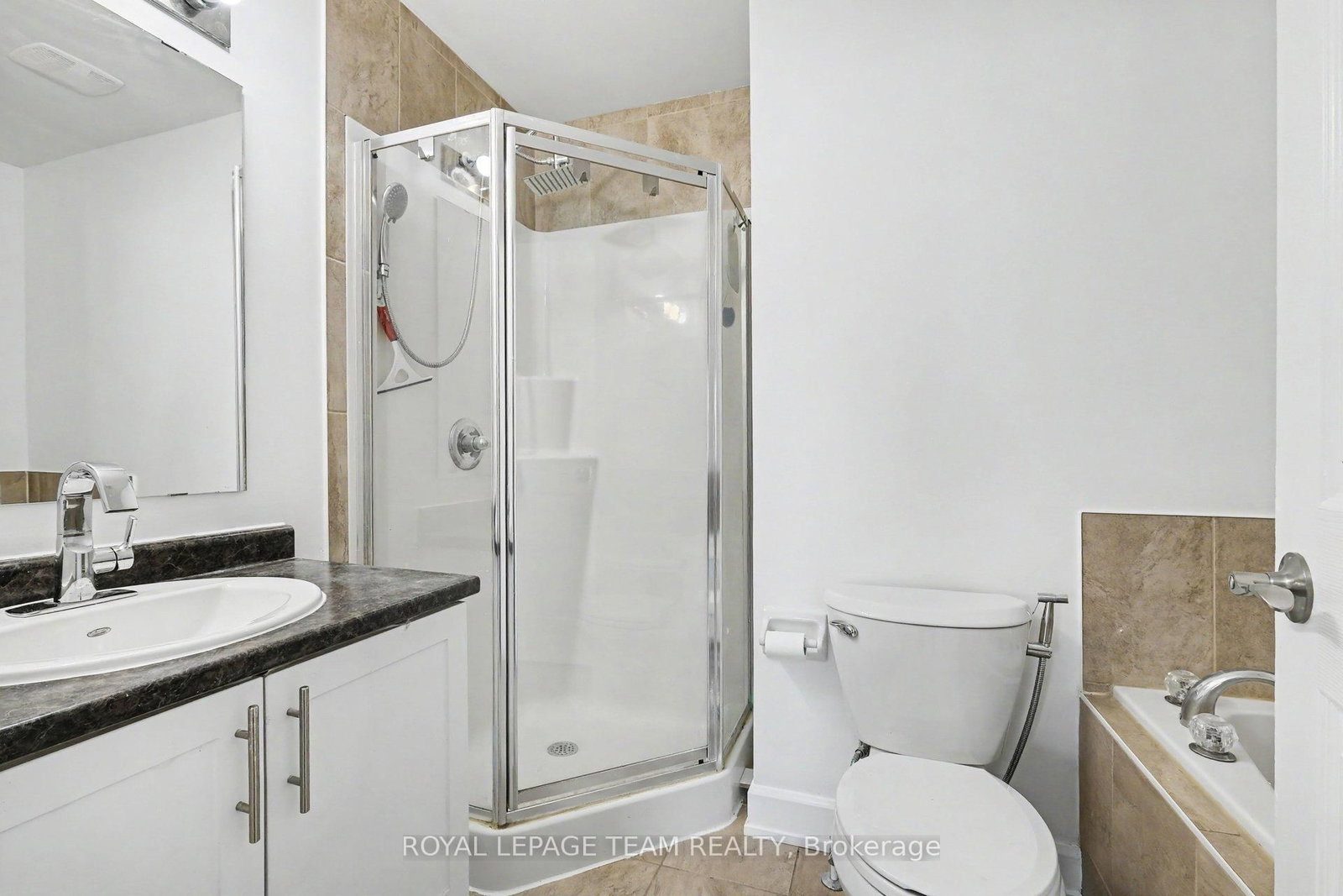 27 Dundalk Private • Ottawa, ON photo 18