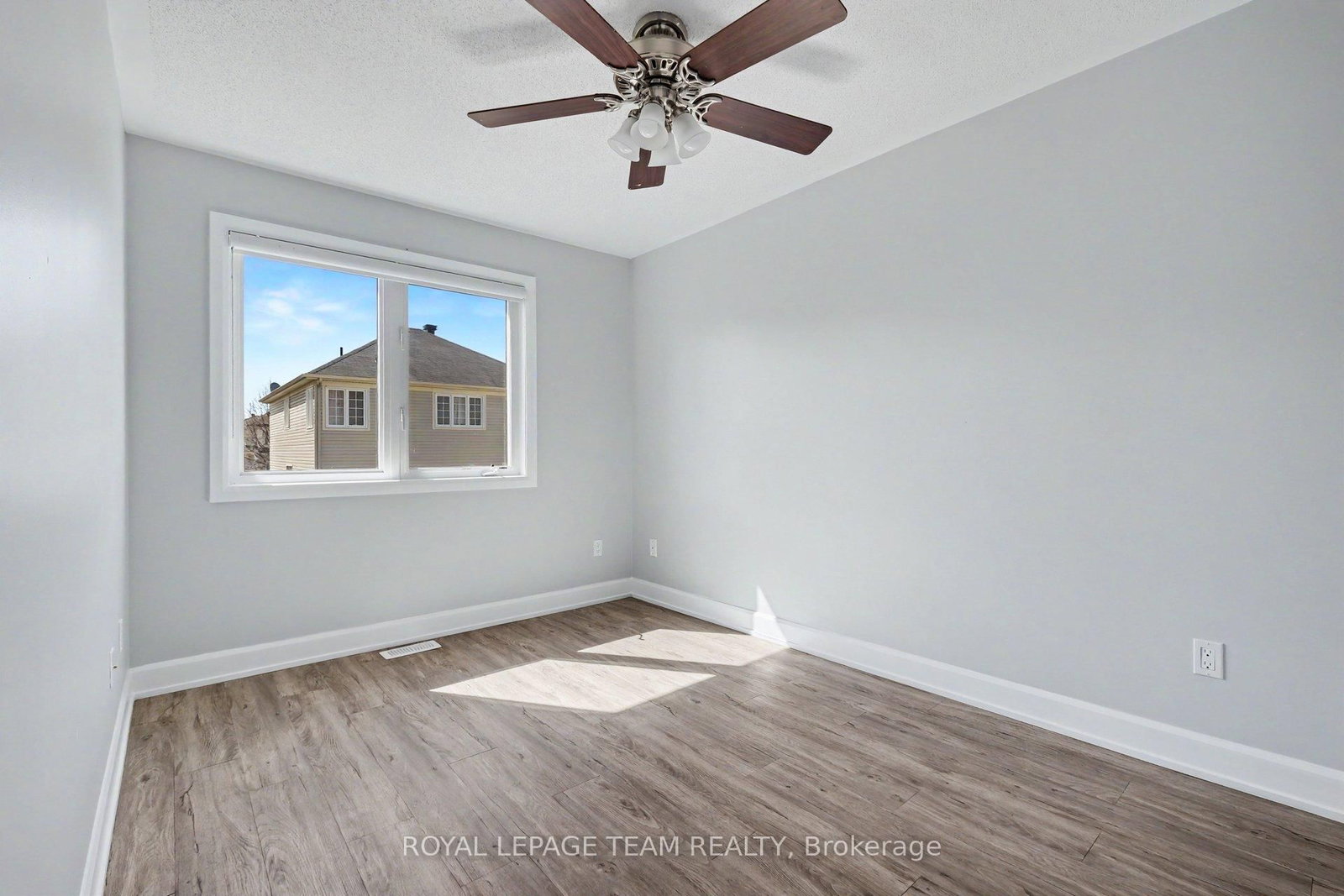 27 Dundalk Private • Ottawa, ON photo 19
