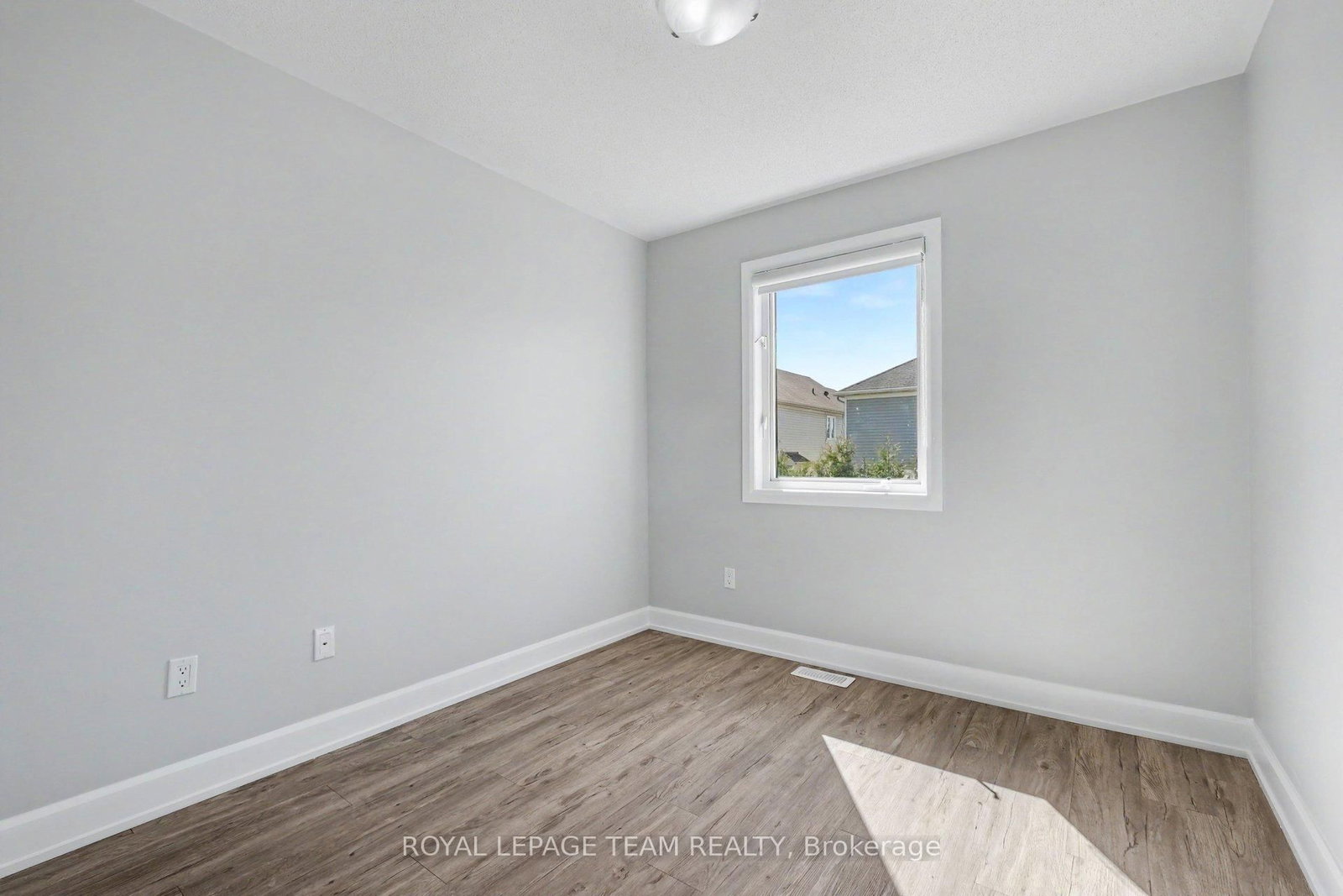 27 Dundalk Private • Ottawa, ON photo 21
