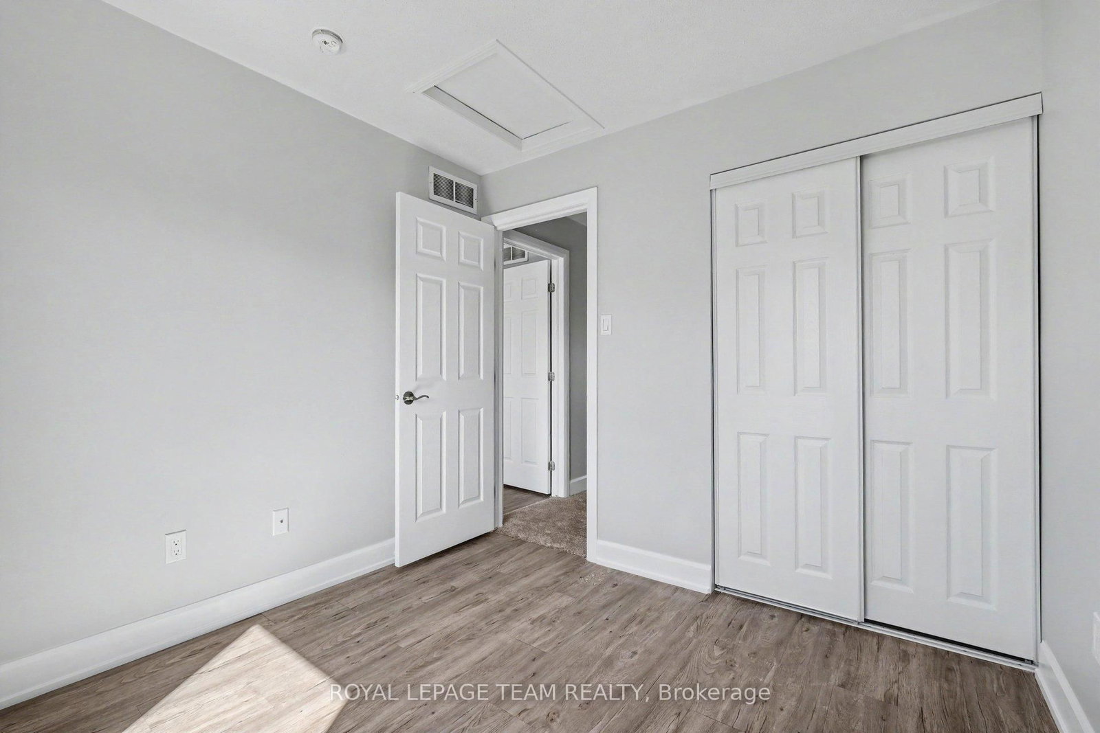 27 Dundalk Private • Ottawa, ON photo 22