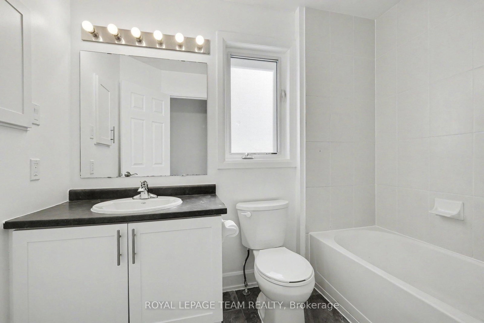 27 Dundalk Private • Ottawa, ON photo 23