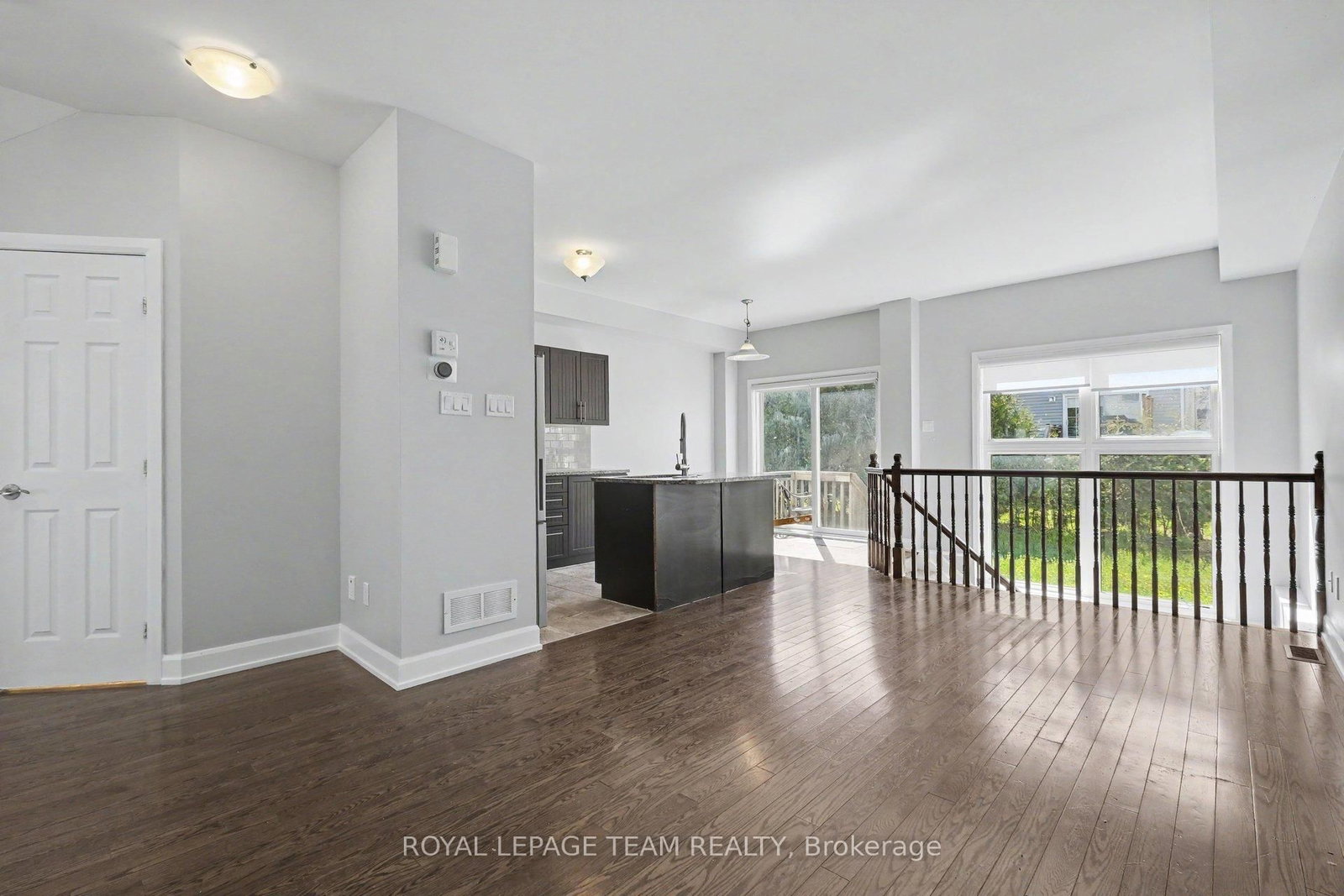 27 Dundalk Private • Ottawa, ON photo 5