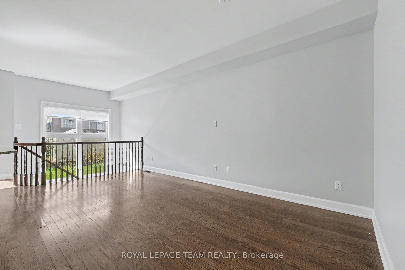 27 Dundalk Private • Ottawa, ON photo 6