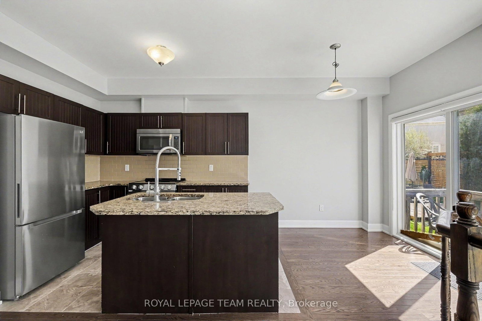27 Dundalk Private • Ottawa, ON photo 8