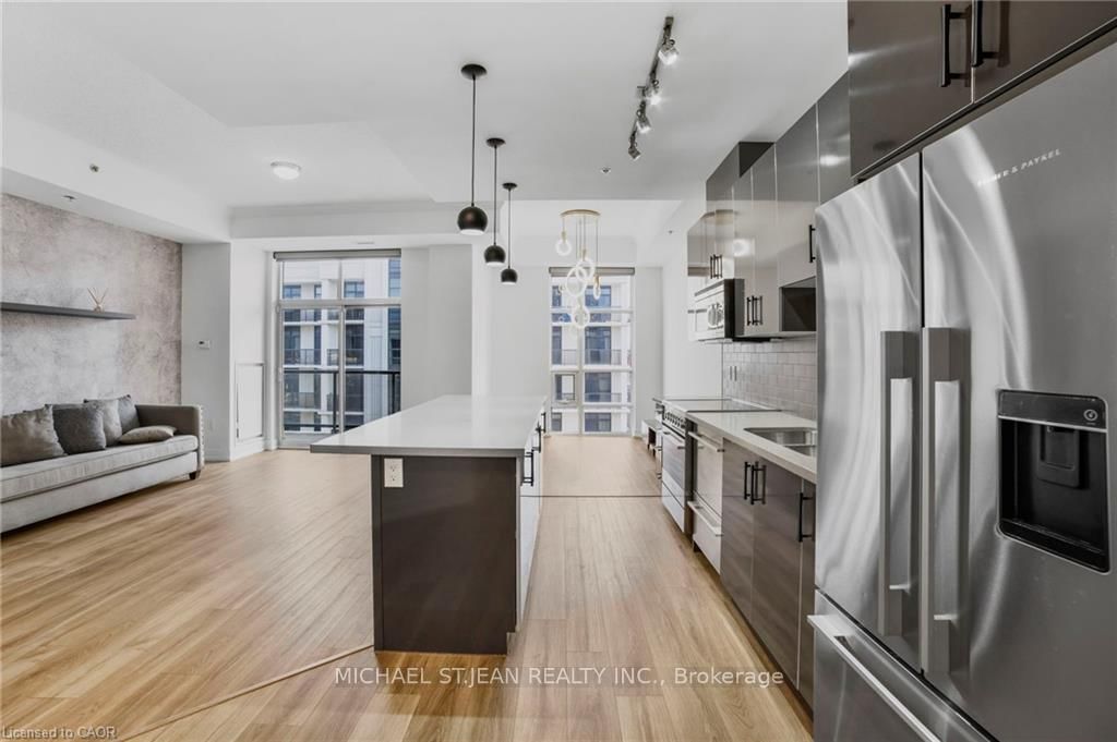 90 Charlton Avenue W, Unit 801