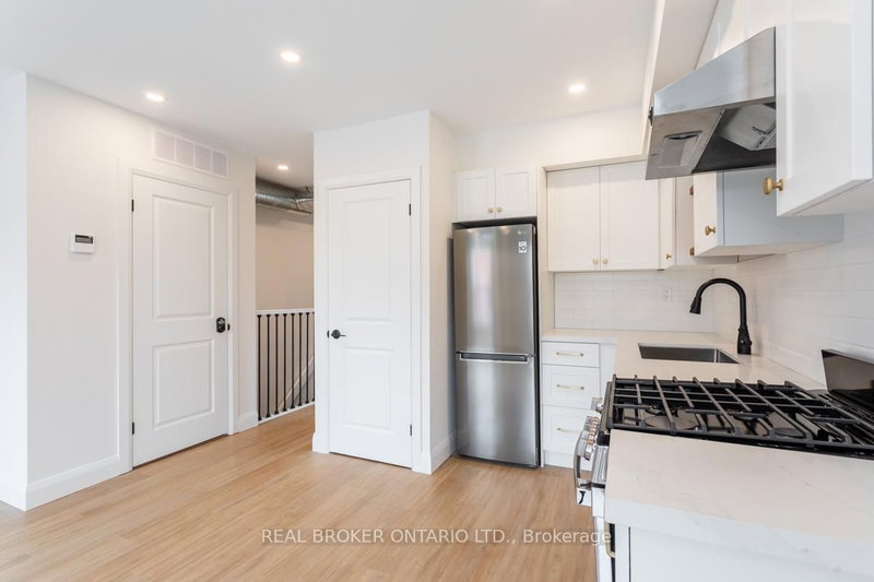 115 Catharine St N photo 5