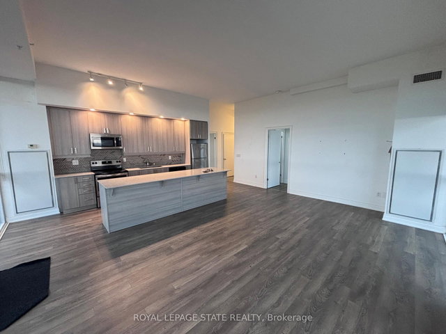905 - 550 North Service Road
