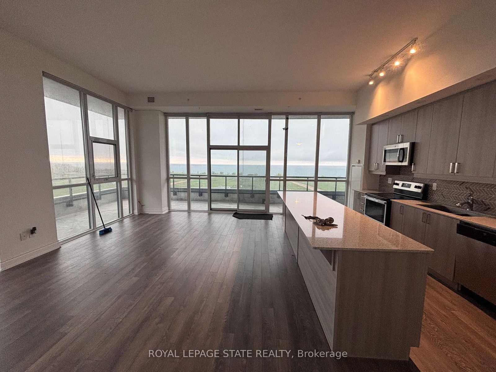 550 North Service Road, Unit 905 - Photo 4