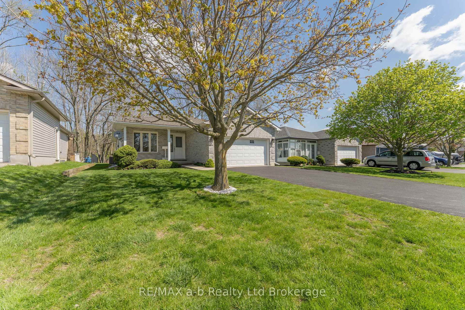 44 Beech Boulevard • Tillsonburg, ON photo 1