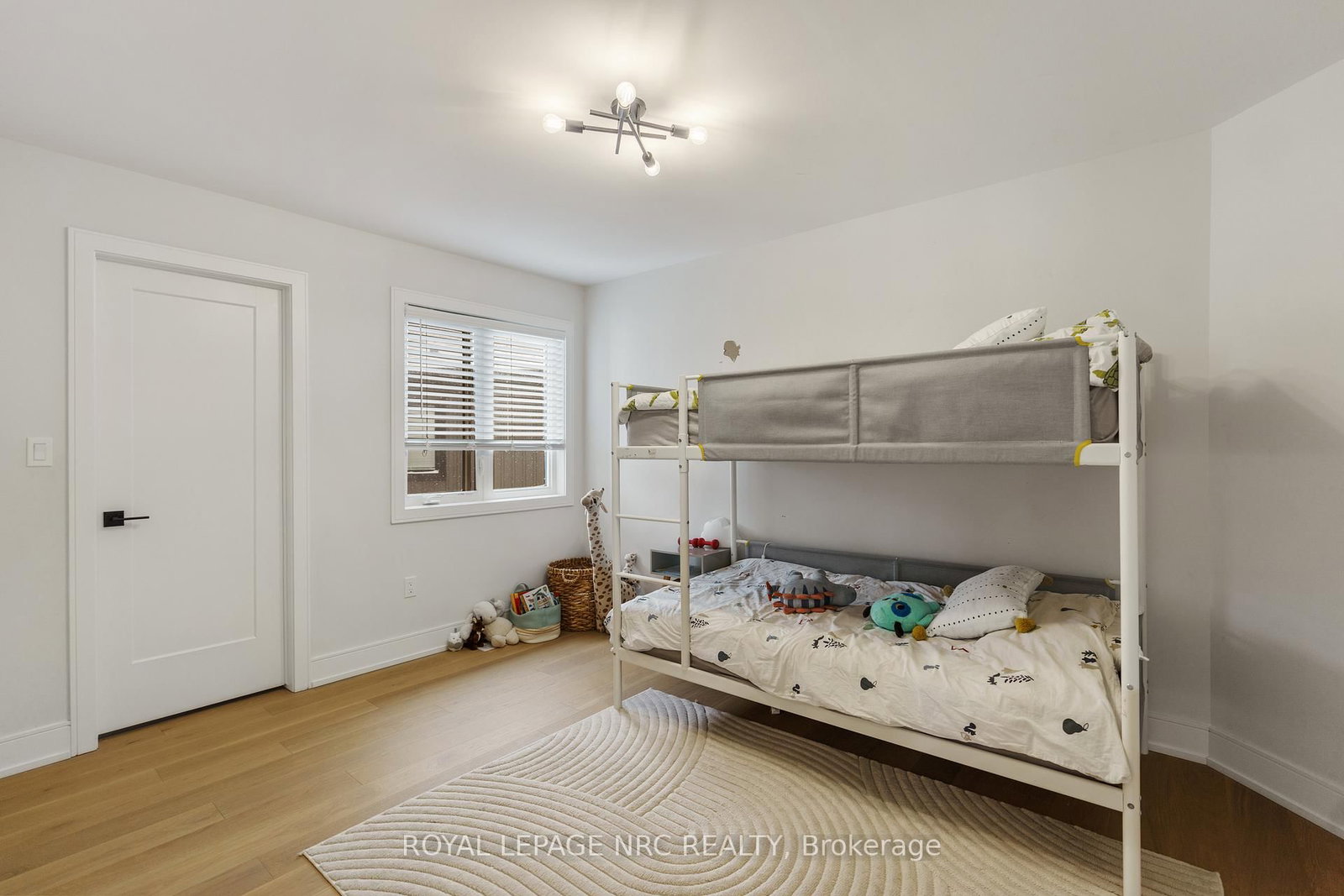 7386 Splendour Drive, Unit Upper - Photo 16
