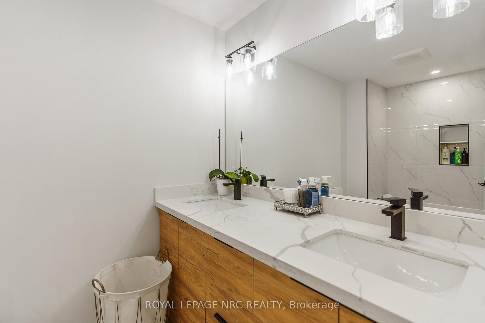 7386 Splendour Drive, Unit Upper - Photo 18