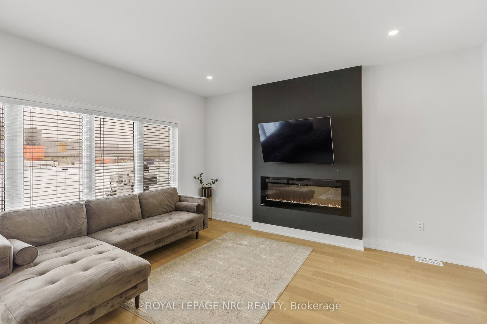7386 Splendour Drive, Unit Upper - Photo 5