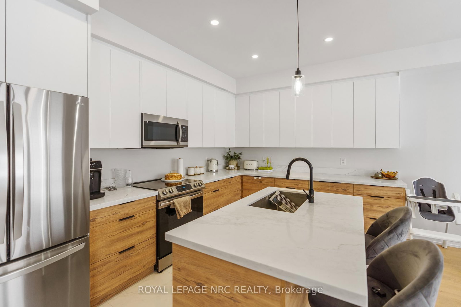 7386 Splendour Drive, Unit Upper - Photo 8