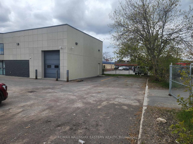 746 Lansdowne St W photo 4