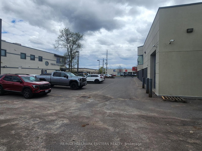 746 Lansdowne St W photo 5