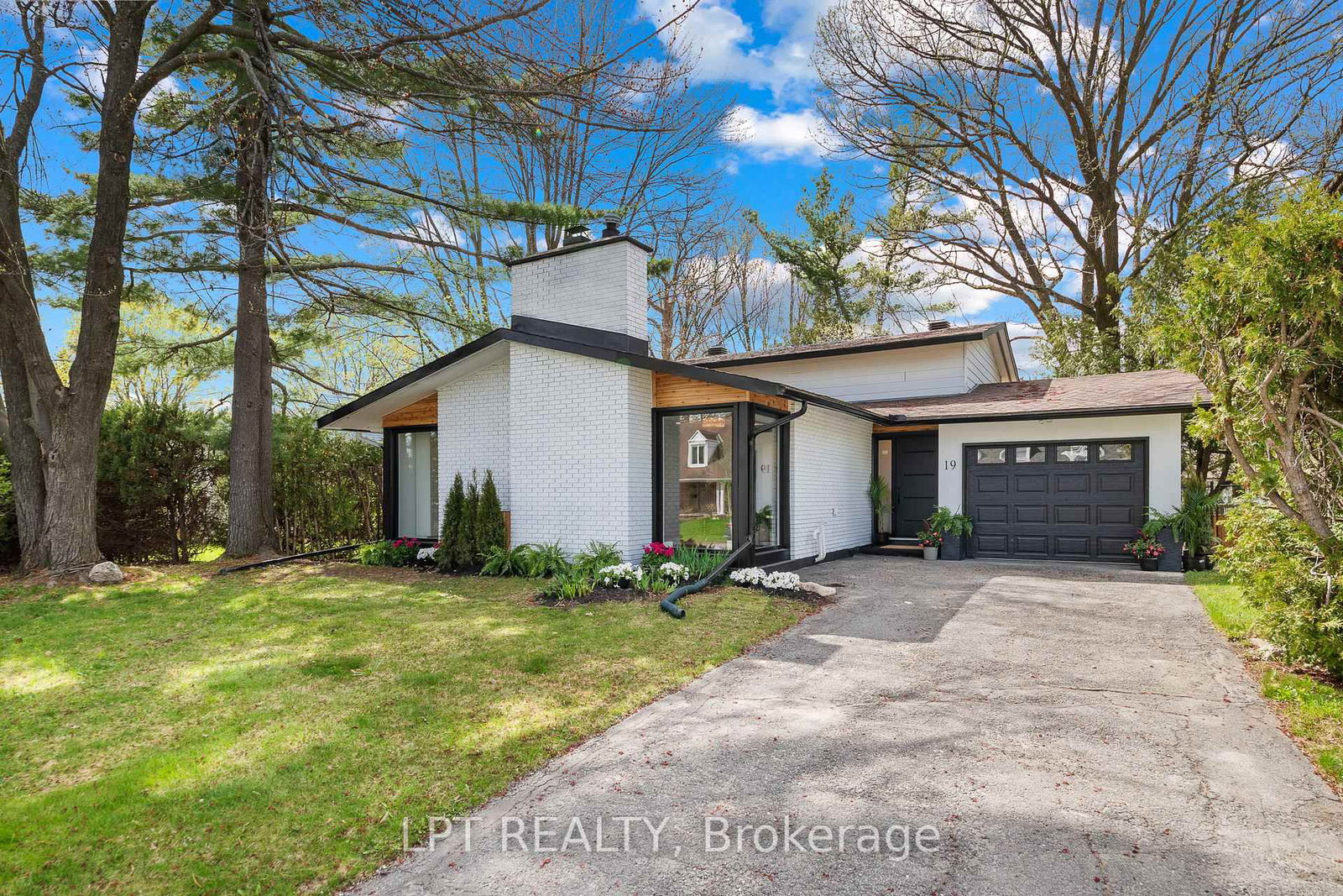 Detached House for sale at 19 Moorcroft Road, Ottawa, Ontario, K2G 0M6 - Briargreen - MLS: X13116018