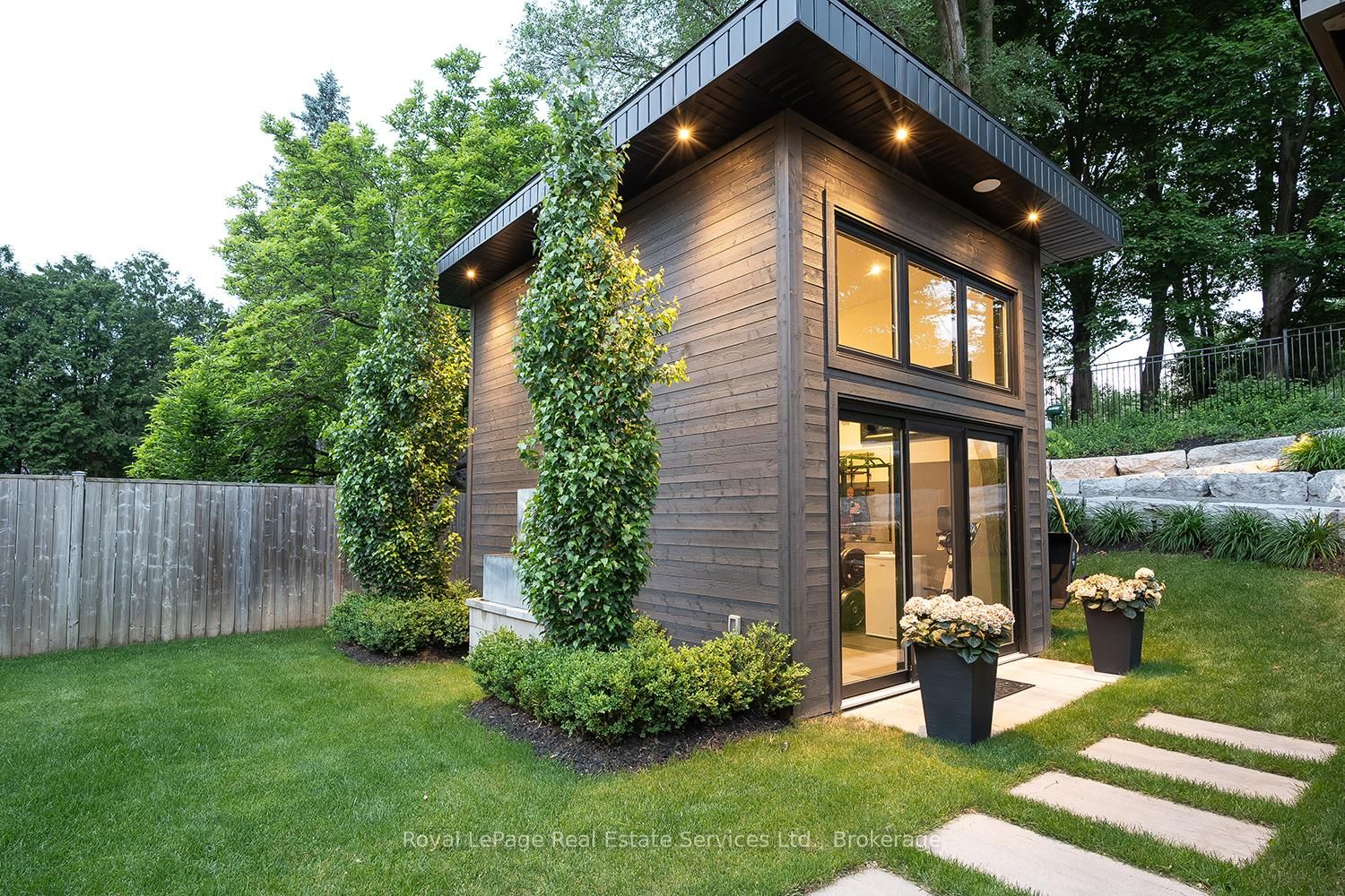 111 Judith Crescent - Photo 4