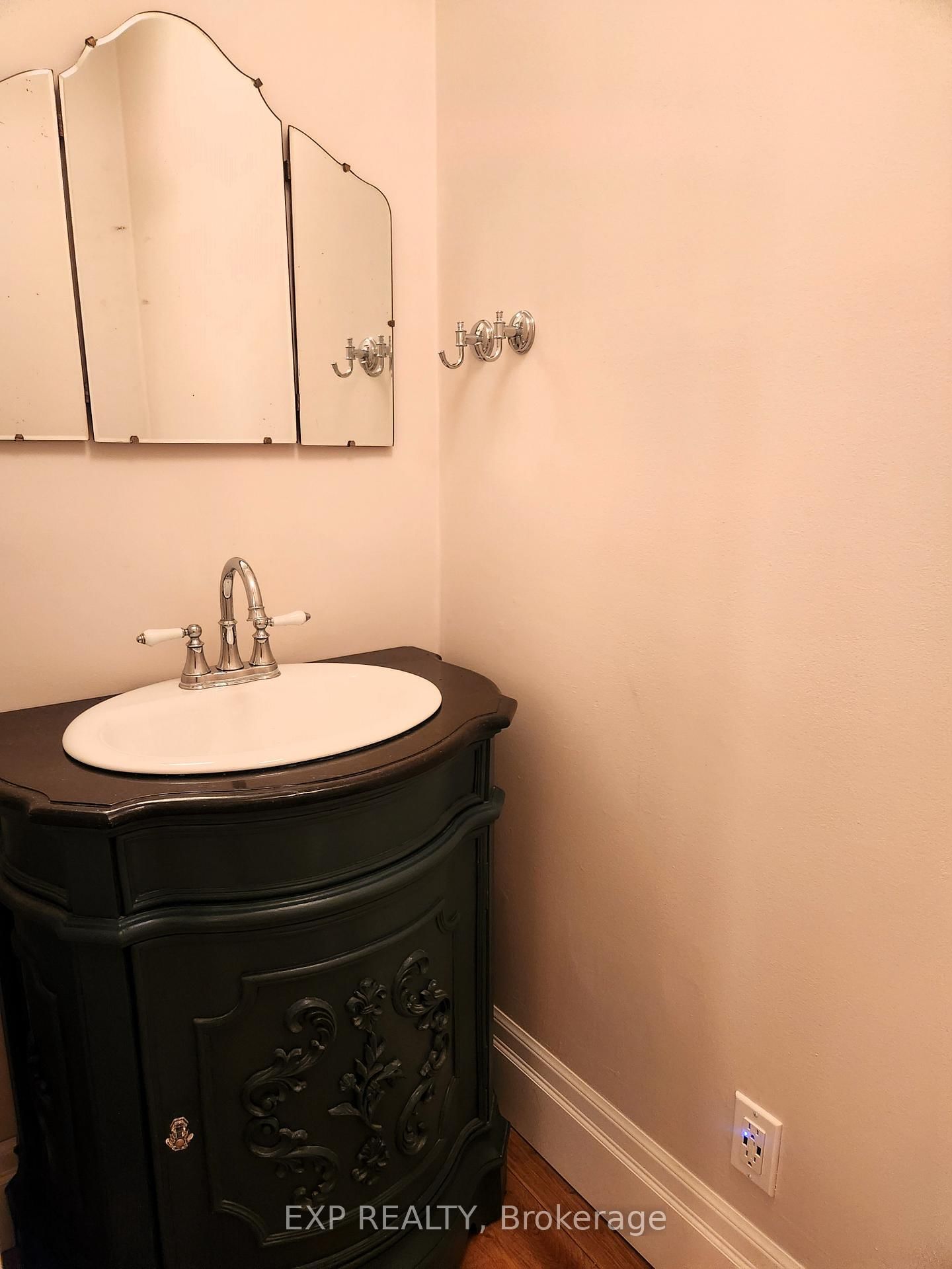 446 Macnab Street N - Photo 12