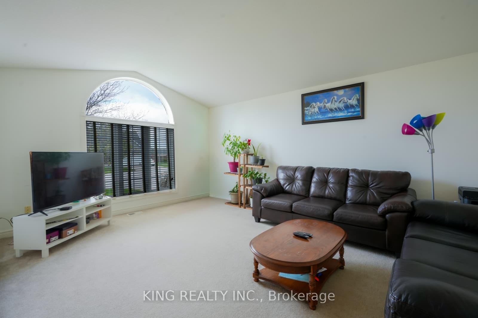 120 REDWOOD Court • Welland, ON photo 6