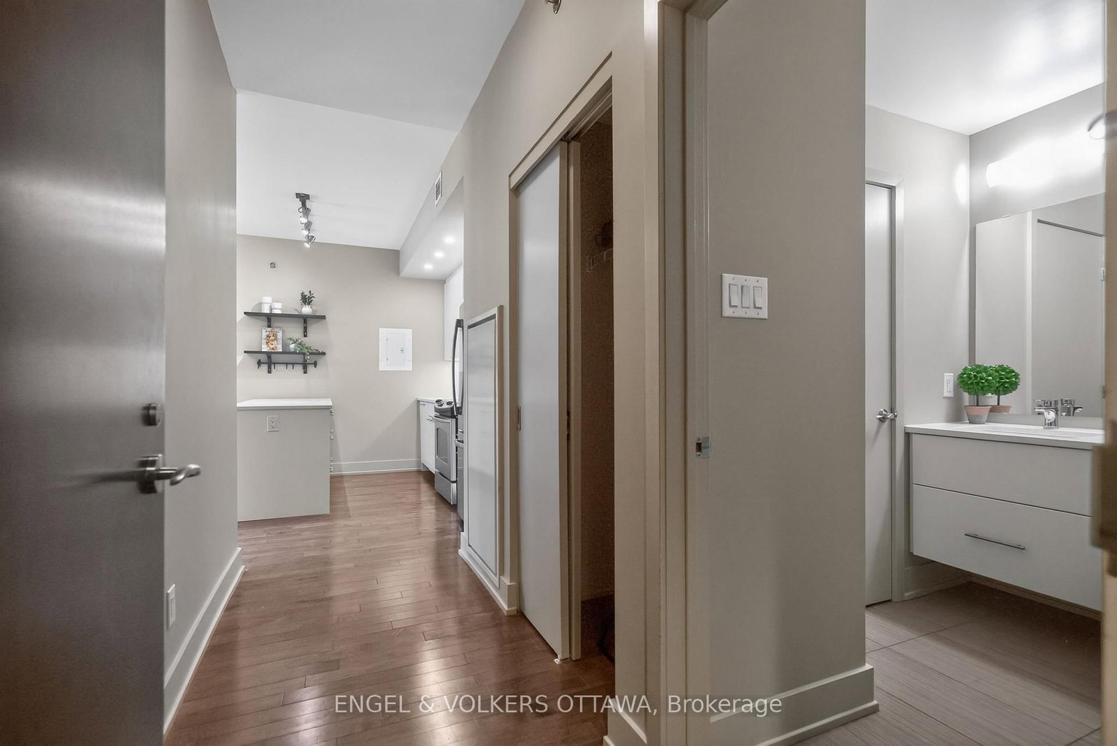 108 Richmond Road, Unit 507 - Photo 4