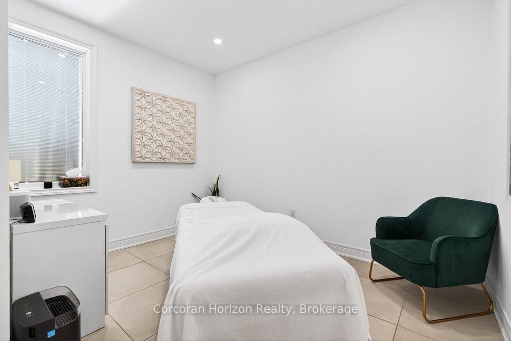 136 Young Street, Unit Full - Photo 12