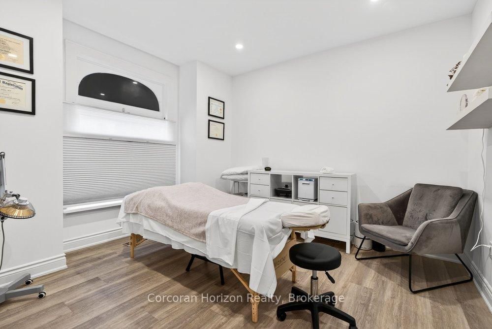 136 Young Street, Unit Full - Photo 15