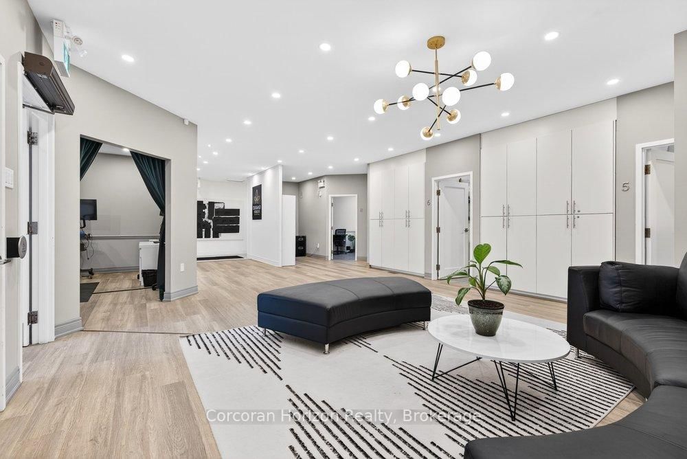 136 Young Street, Unit Full - Photo 18