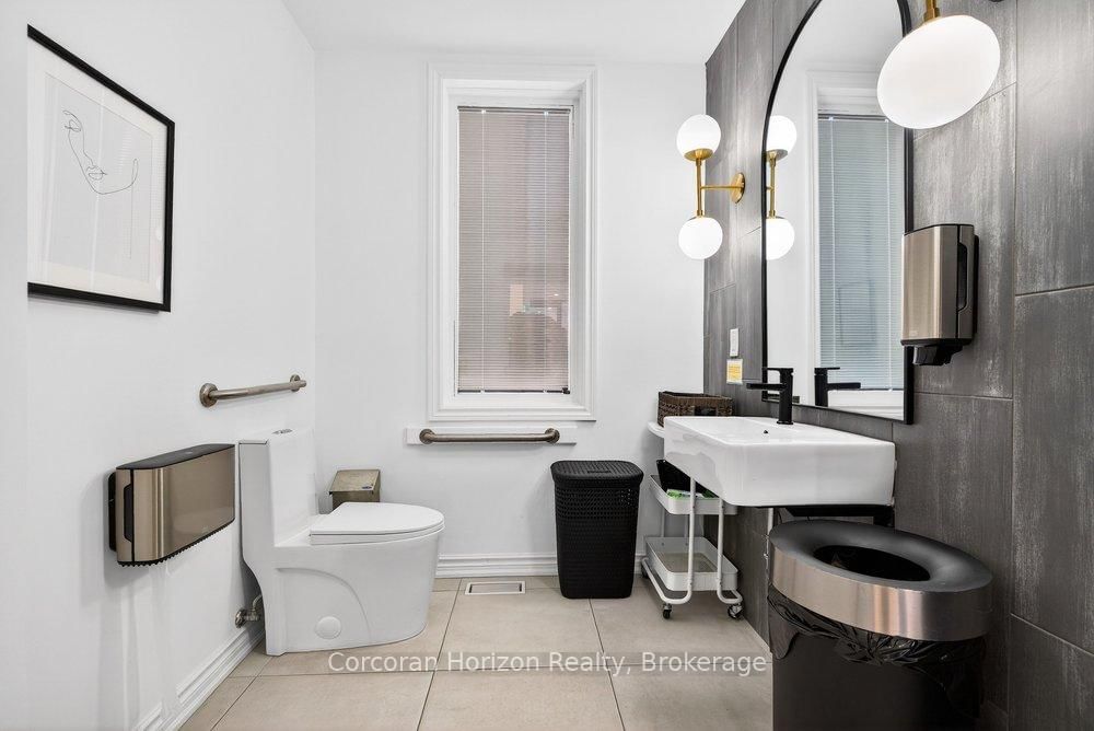 136 Young Street, Unit Full - Photo 16