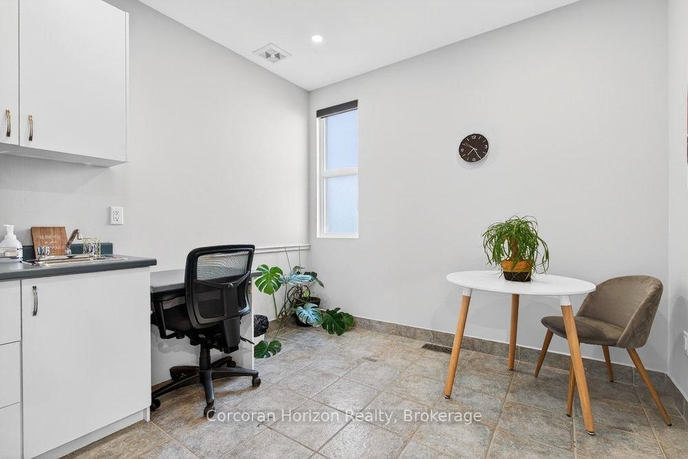 136 Young Street, Unit Full - Photo 21