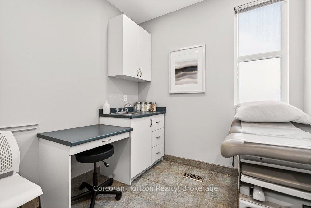 136 Young Street, Unit Full - Photo 24