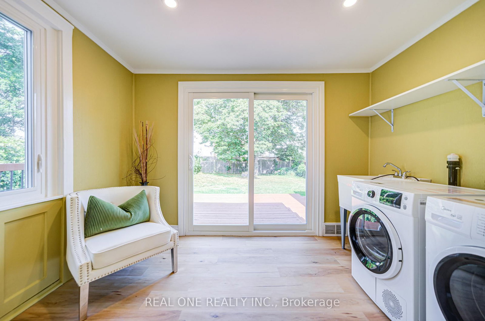 4052 SAINT JAMES Avenue - Photo 16