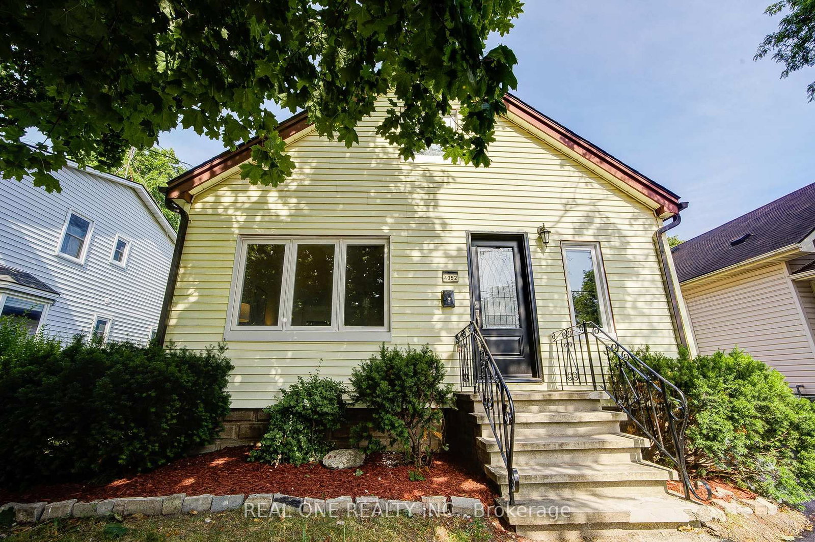 4052 SAINT JAMES Avenue - Photo 4