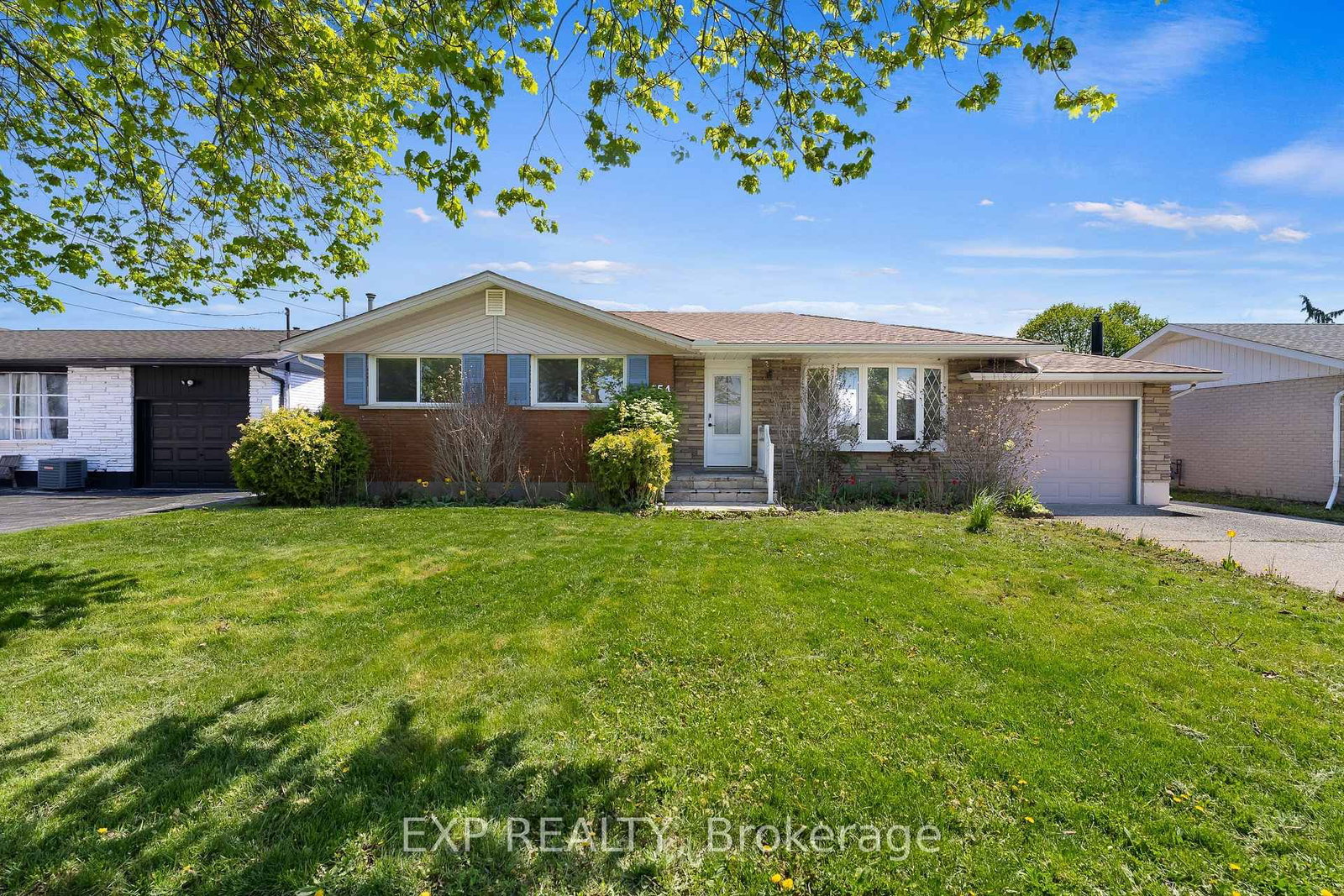 Detached House for sale at 554 LAKE Street, St. Catharines, Ontario, L2N 4H9 - Lakeport - MLS: X13119542