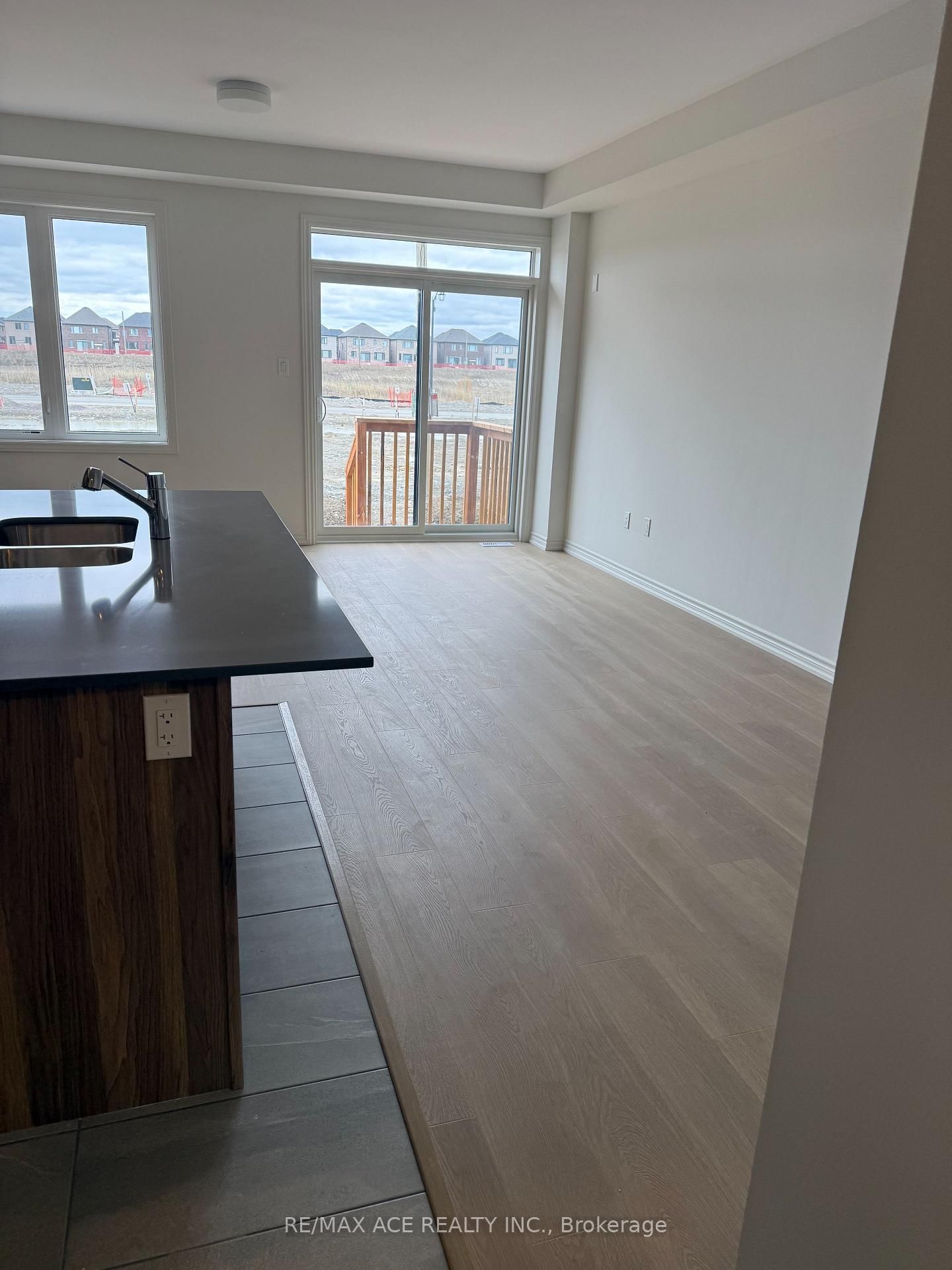 125 Sanderson Drive - Photo 4