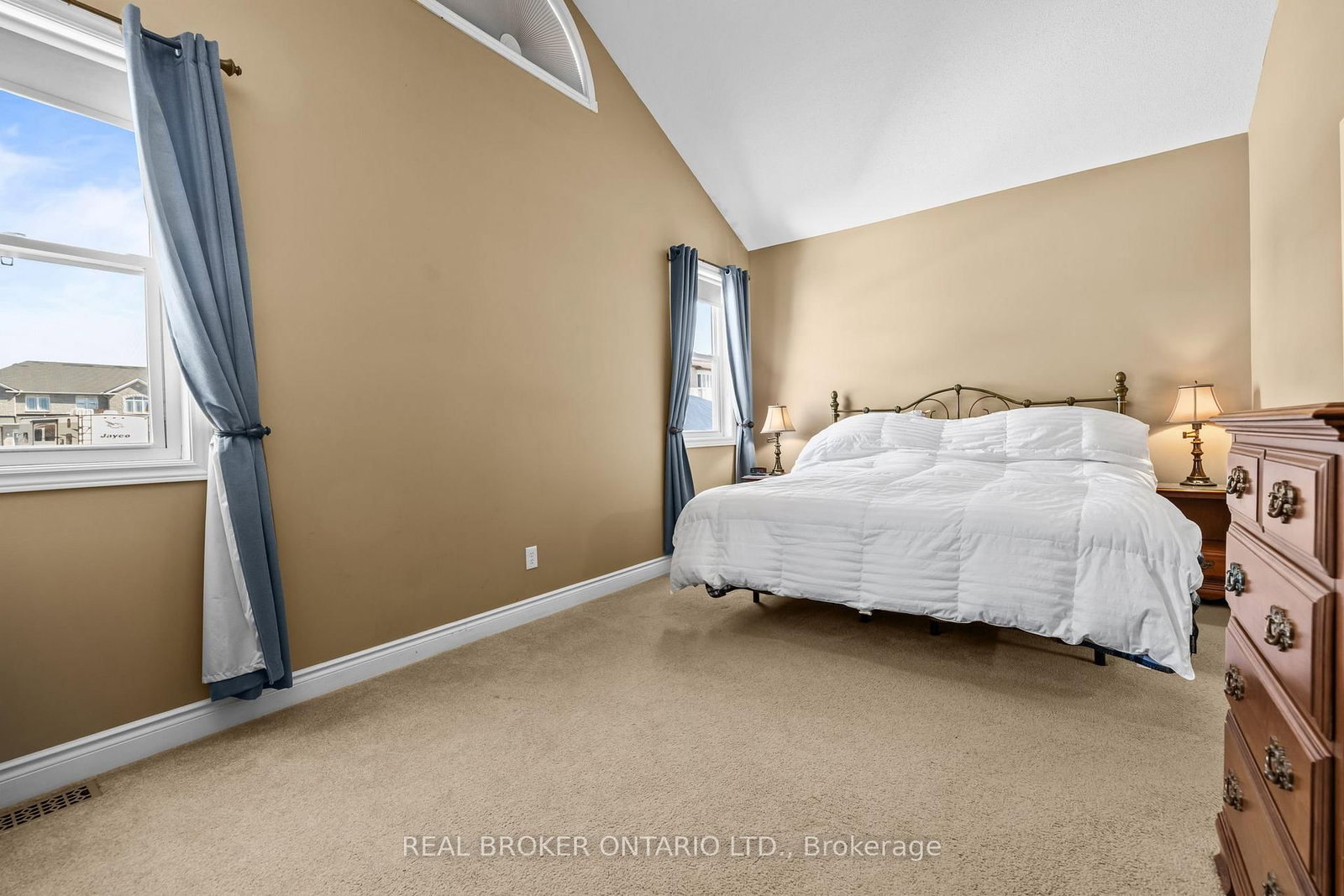 204 Hillpark High Street • Ottawa, ON photo 12