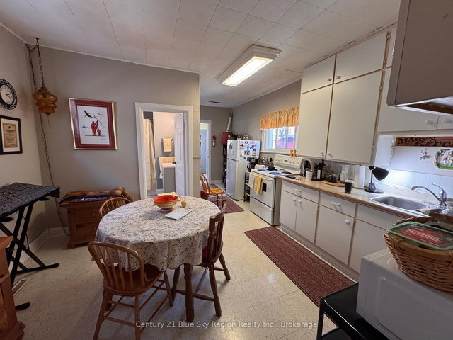 832 Main Street W
