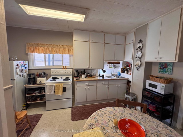 832 Main Street W