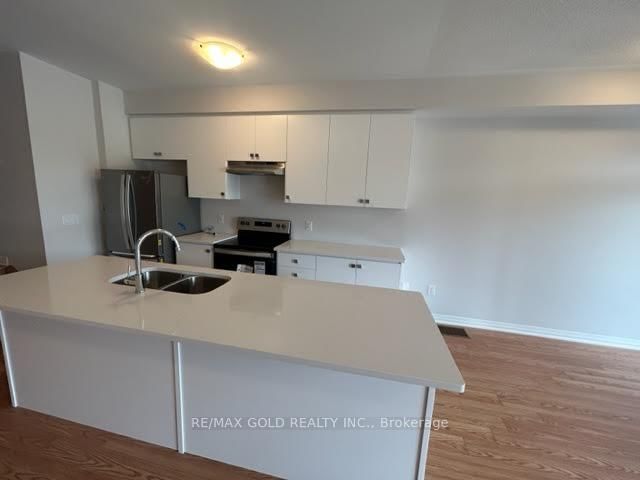 1010 - 585 Colborne Street