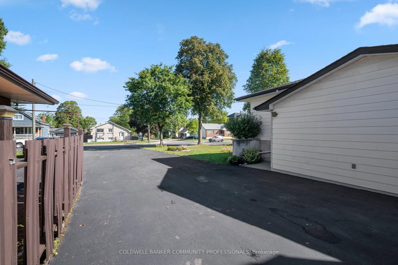 401 Mohawk Rd W photo 5