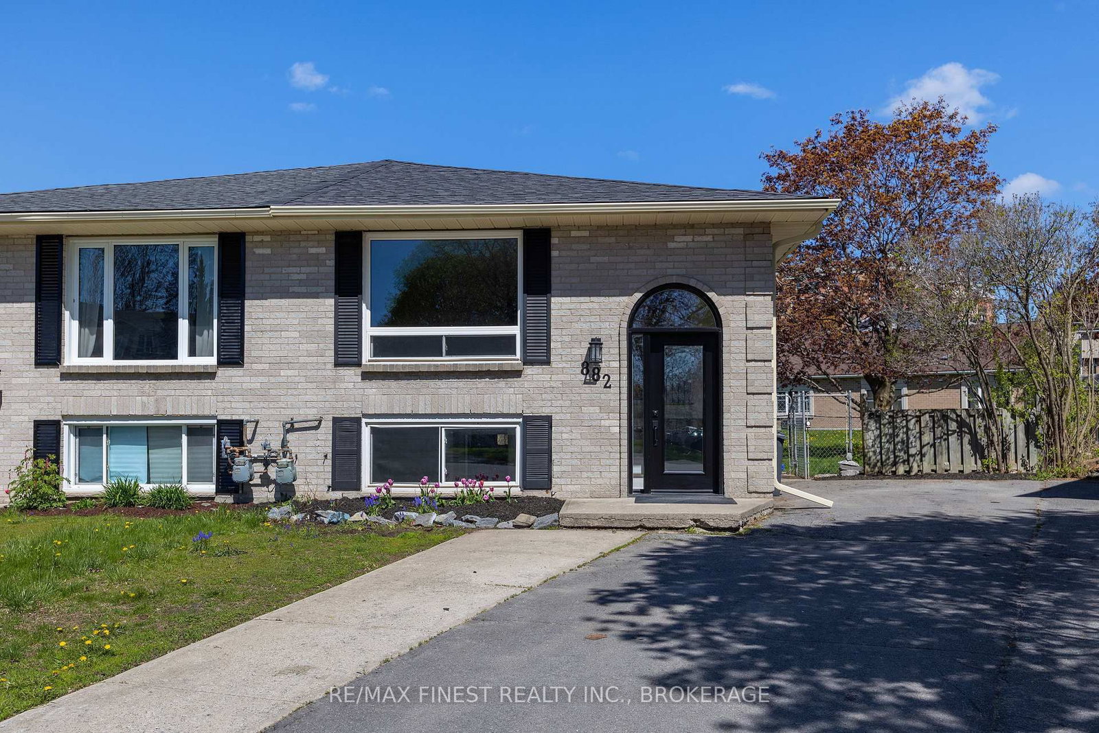 882 BEACONHILL Court • Kingston, ON photo 2