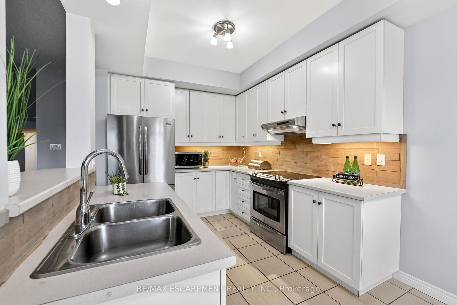 8 Lakelawn Road • #11 • Grimsby, ON photo 8
